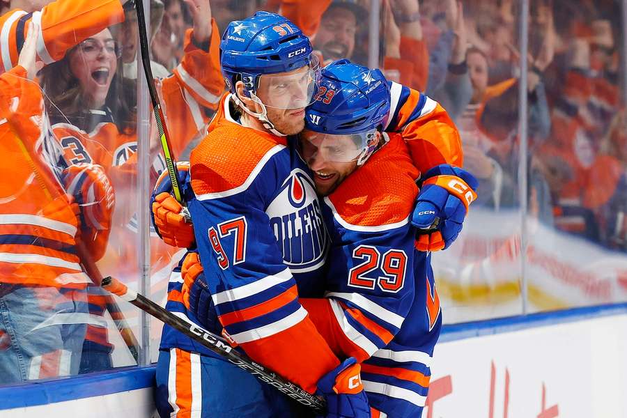 NHL round-up: Leon Draisaitl (t.h.) og Connor McDavid fejrer sejren mod Islanders.