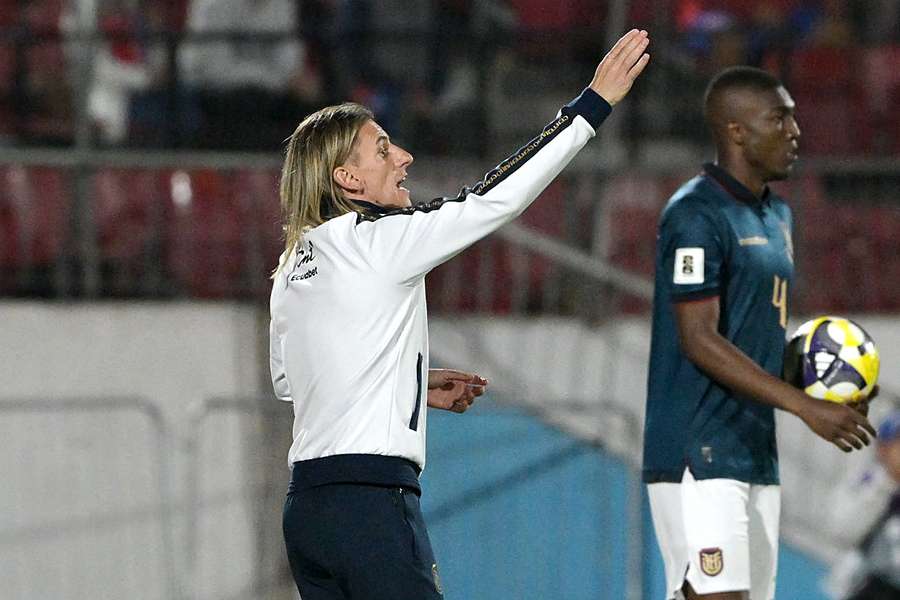 Beccacece, seleccionador de Ecuador, da órdenes durante el partido.