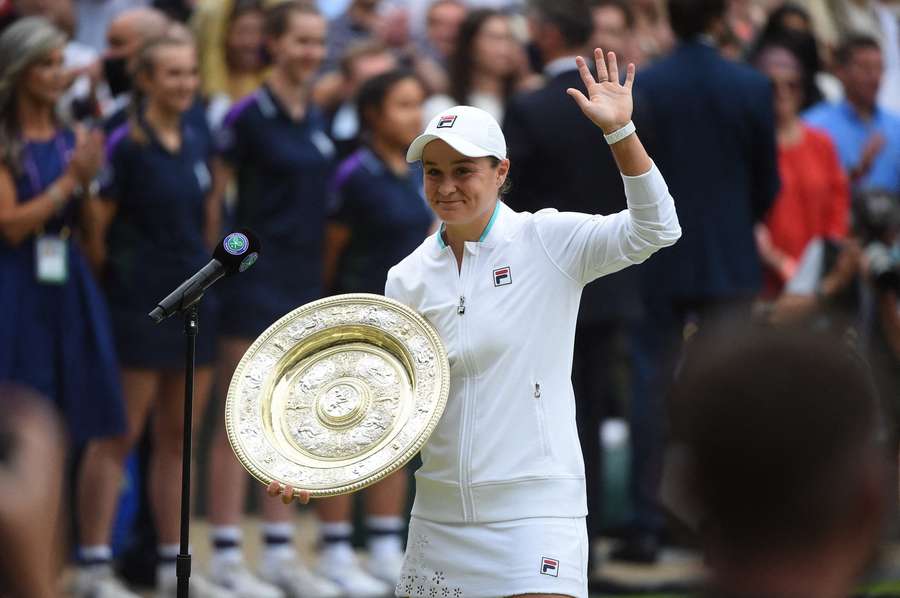 Ashleigh Bartyová s trofejí pro vítězku Wimbledonu 2021