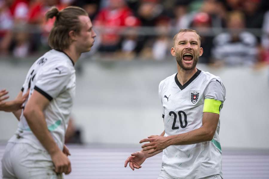 El centrocampista austriaco Konrad Laimer (derecha) reacciona durante un reciente amistoso contra Suiza.