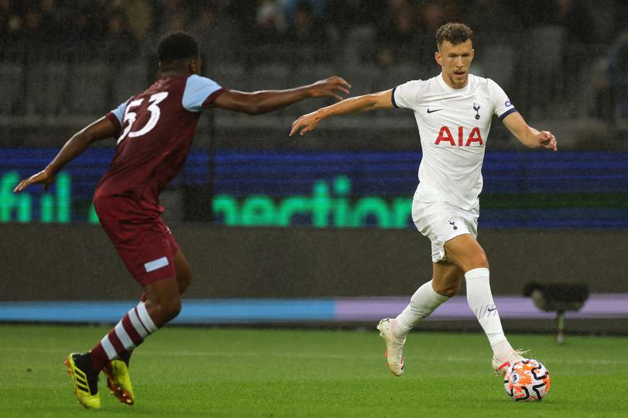 Ivan Perisic (R) in actie voor Tottenham