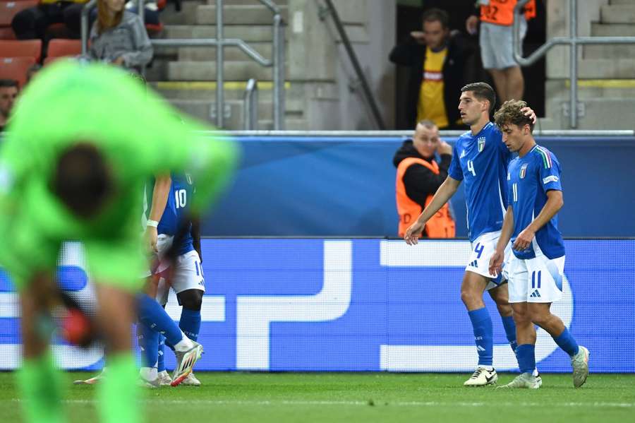 Prati si congratula con Baldanzi dopo il gol