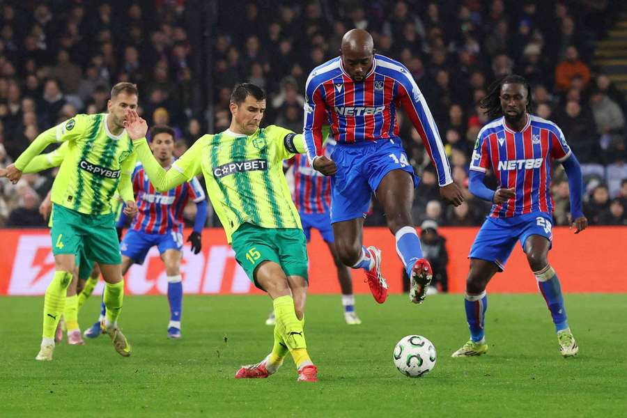 Hrvoje Milicevic, del AEK Larnaca, en acción junto a Jean-Philippe Mateta, del Crystal Palace