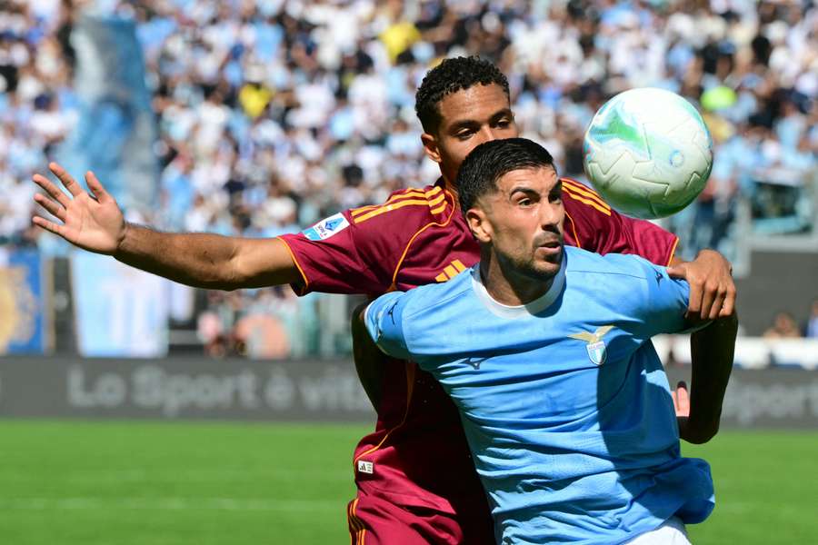 Un'azione dell'ultimo derby tra Roma e Lazio (Rensch marca Zaccagni)