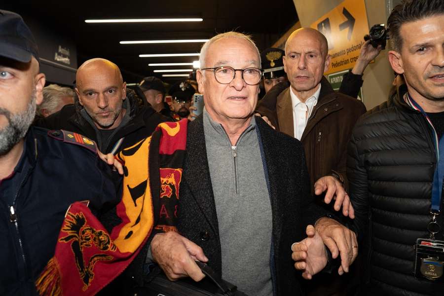 Claudio Ranieri accolto dai tifosi all'aeroporto di Roma Fiumicino "Leonardo da Vinci"