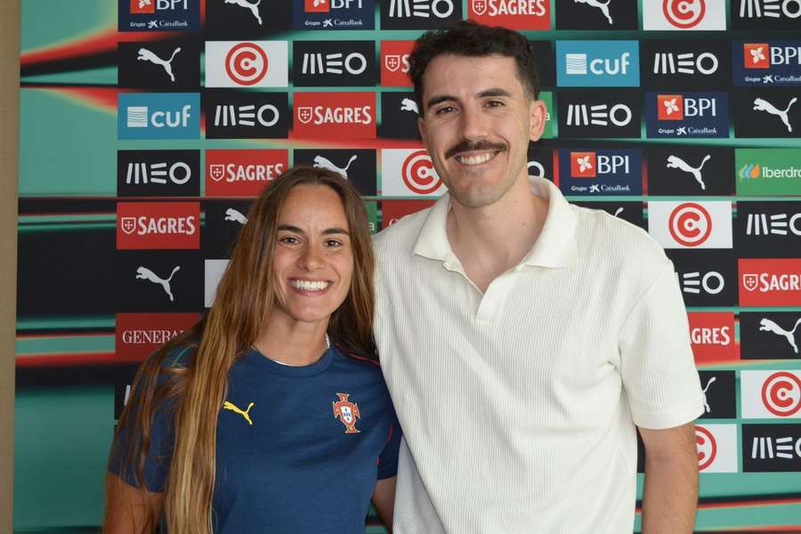 Diana Gomes avec Rodrigo Coimbra, journaliste de Flashscore