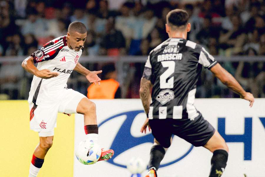 Flamengo perdeu ritmo durante o jogo e não resistiu ao adversário argentino Flamengo perdeu ritmo durante o jogo e não resistiu ao adversário argentino