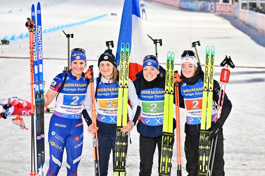 Francúzky po triumfe v štafete.