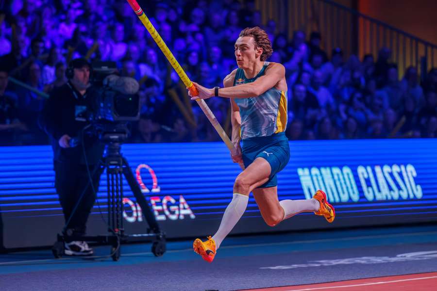 Armand Duplantis em ação