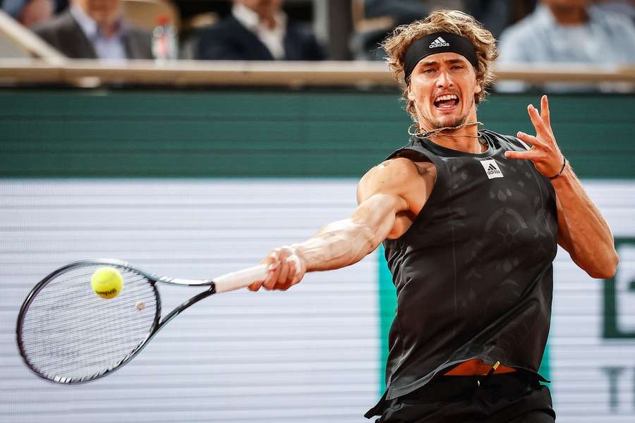 Alexander Zverev hier op archiefbeeld in actie op Roland Garros