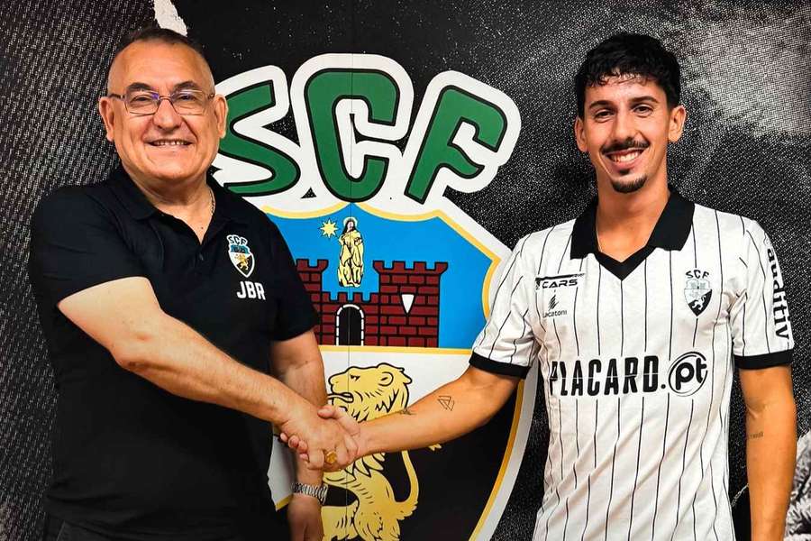Jovem extremo chegou a estrear-se pela equipa principal do Farense