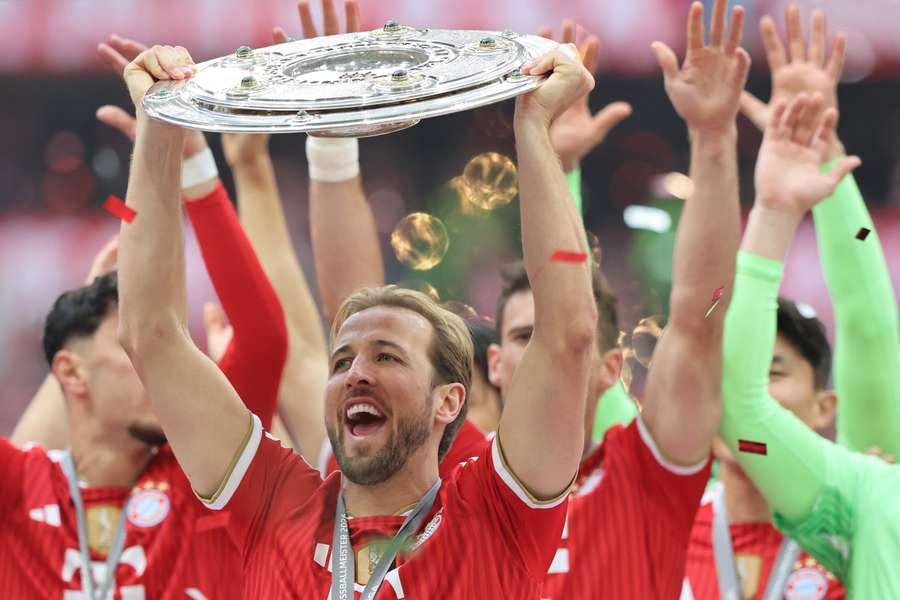 Harry Kane wznosi trofeum Bundesligi po historycznym sezonie