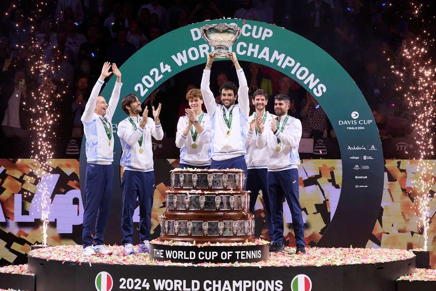 Matteo Berrettini zvedl nad hlavu trofej pro vítěze Davisova poháru.