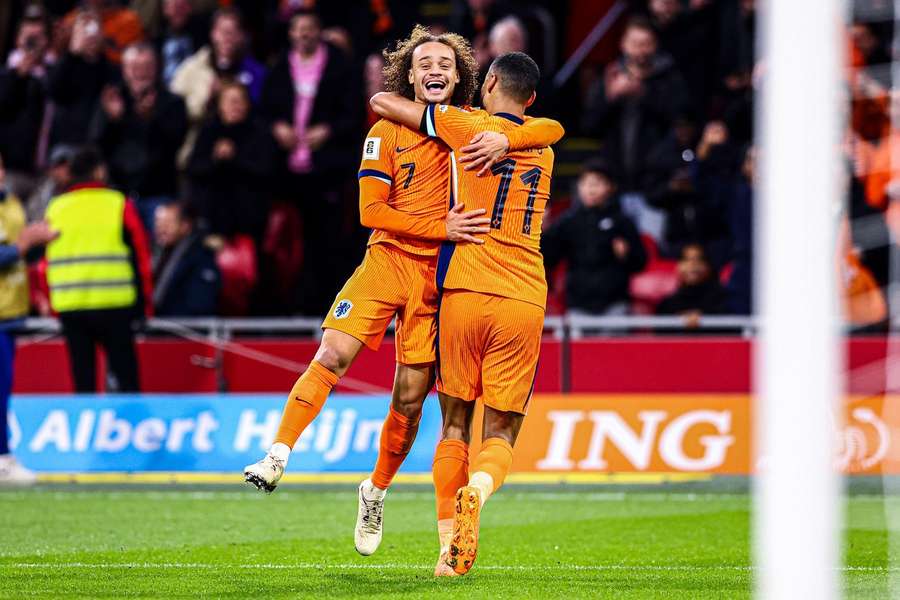 Xavi Simons y Cody Gakpo celebran un gol de Países Bajos