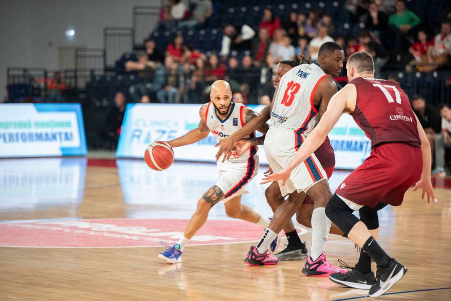 CSM Oradea a învins-o clar pe Dinamo CSM Oradea a învins-o clar pe Dinamo