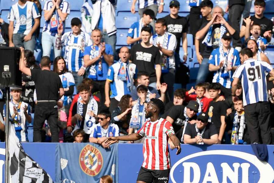 Iñaki Williams reage aos insultos racistas das bancadas