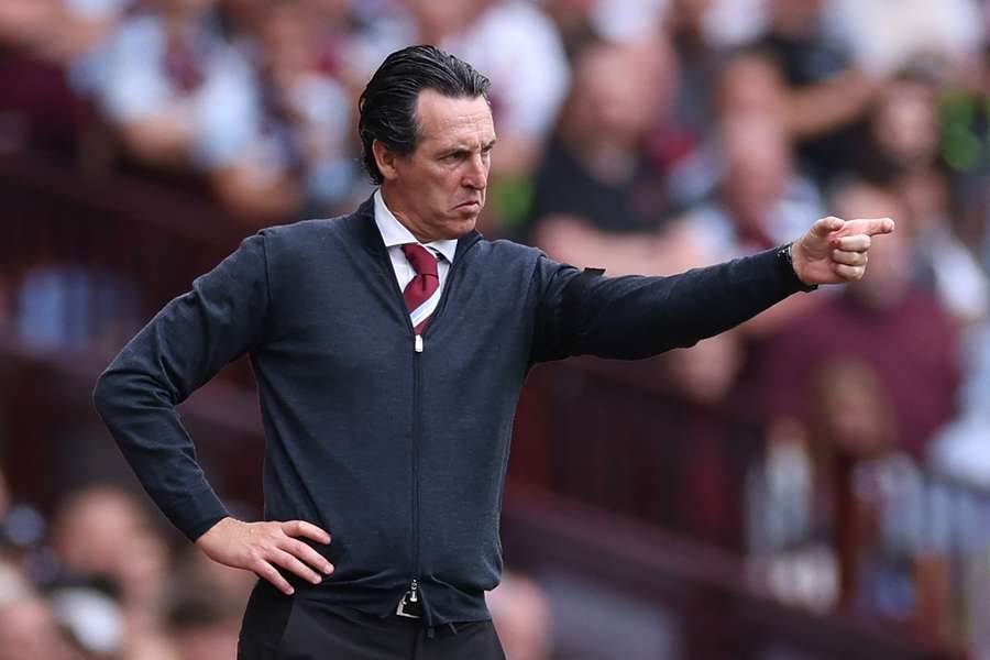 Emery, dando instrucciones de manera extraña a sus jugadores en el Aston Villa