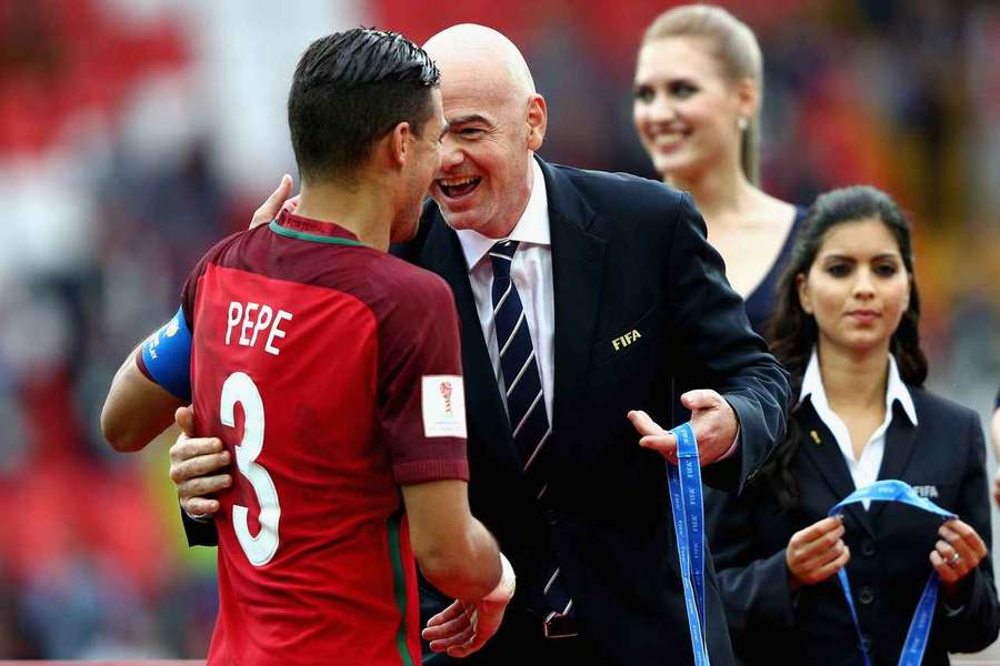 Gianni Infantino com Pepe