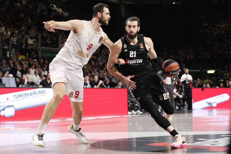 Papagiannis, à gauche, face à Bologne en janvier dernier.