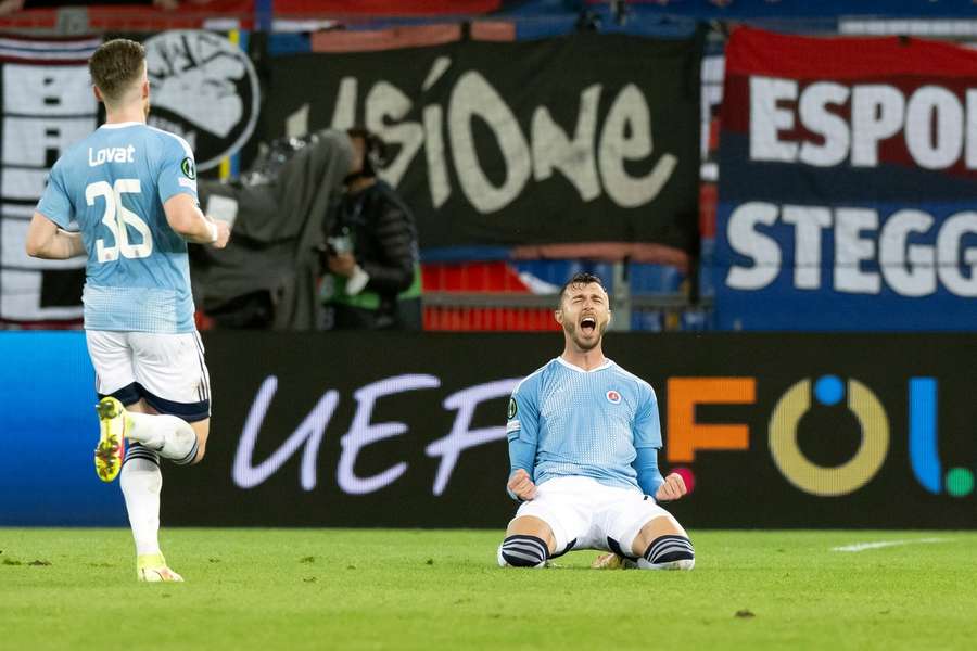 V závere úvodného dejstva zvyšoval na konečný 2:0 pre Slovan Čavrič.