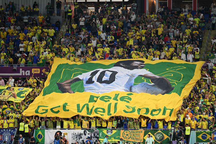 Den brasilianske legende Pelé er i bedring men bliver på hospitalet