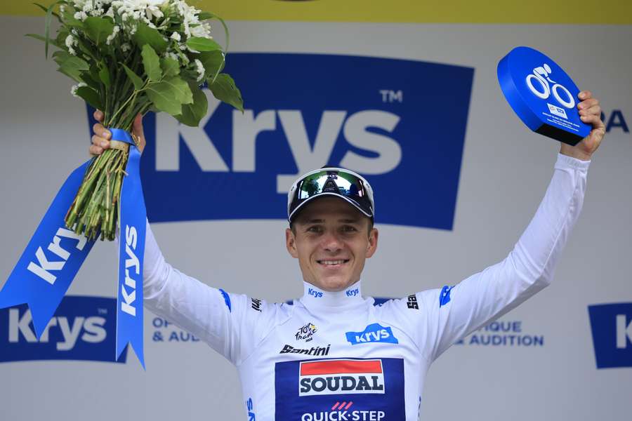 Remco Evenepoel poseert in de witte trui van het jongerenklassement