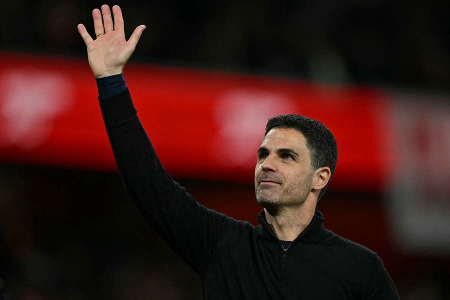 Mikel Arteta salută fanii Arsenal