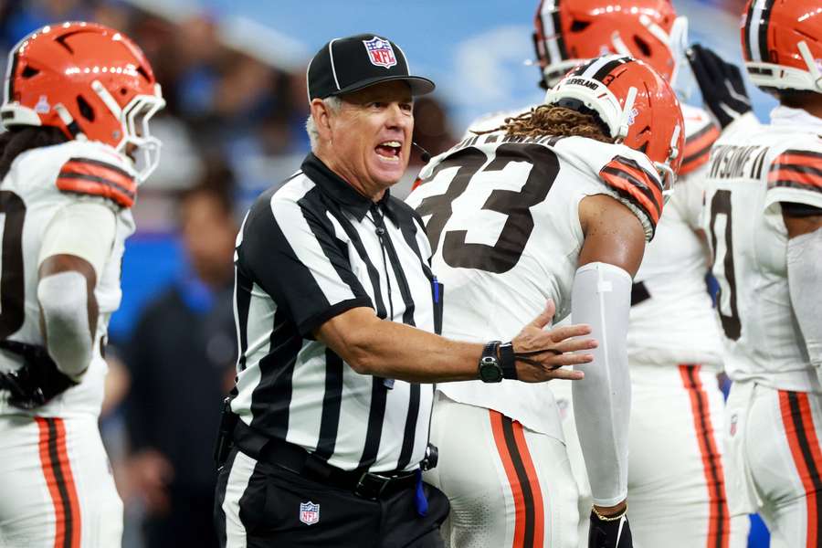Jeff Seeman foi punido pela NFL após desentendimento com Trey McBride Jeff Seeman foi punido pela NFL após desentendimento com Trey McBride