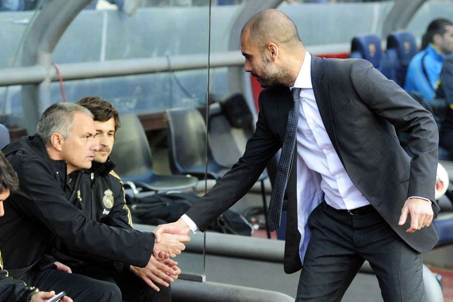 Mourinho e Guardiola antes de um de muitos duelos