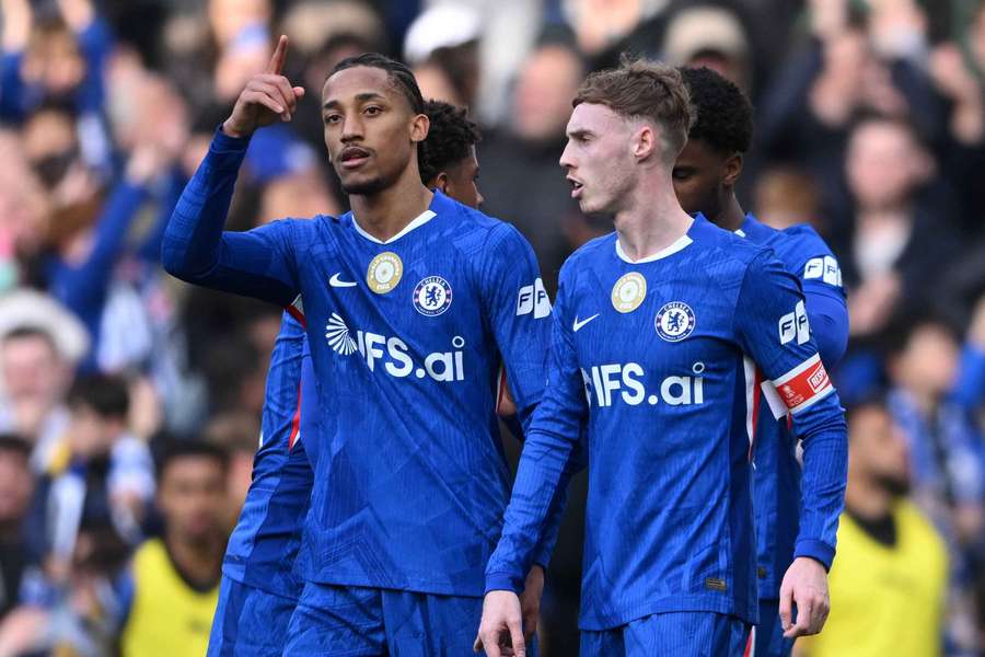 João Pedro com Cole Palmer