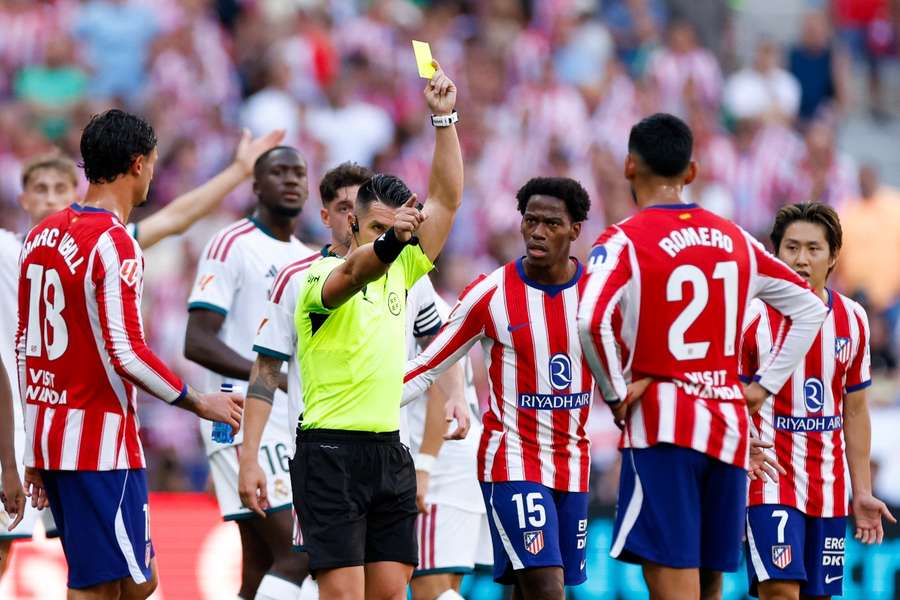 Momento en el que Ortiz Arias saca la amarilla Bellingham, ante la mirada del Cuti Romero, Jonathan David y Kang-in Lee Momento en el que Ortiz Arias saca la amarilla Bellingham, ante la mirada del Cuti Romero, Jonathan David y Kang-in Lee