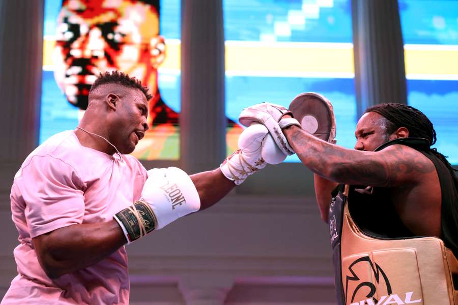 Francis Ngannou com o seu treinador Dewey Cooper