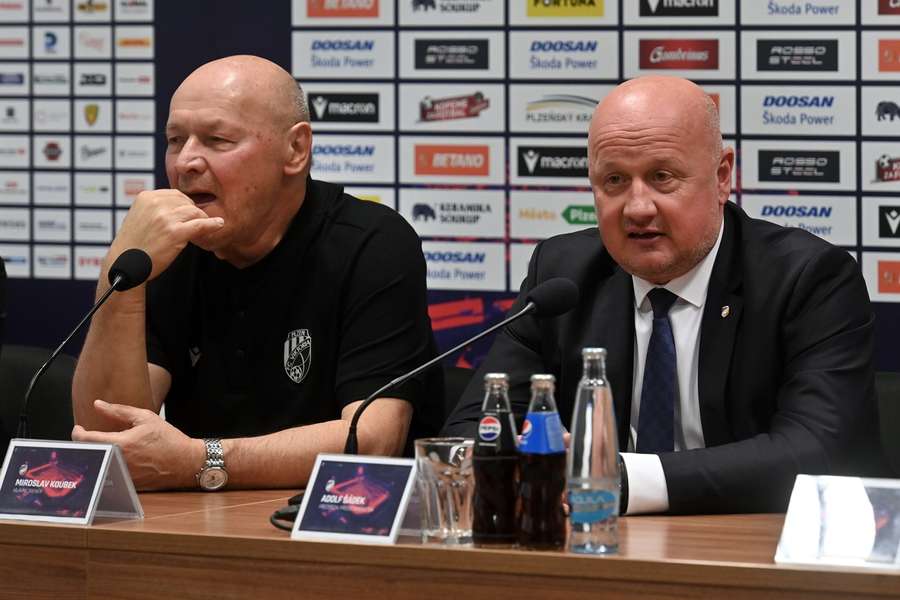 Miroslav Koubek a Adolf Šádek na tiskové konferenci.