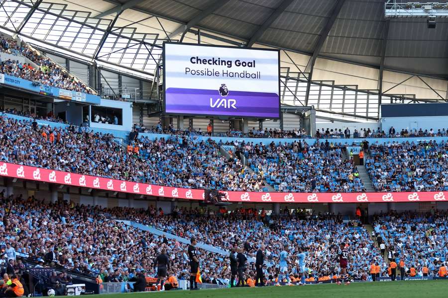 Premier League będzie informować o decyzjach VAR w social mediach. Ma być przejrzyściej