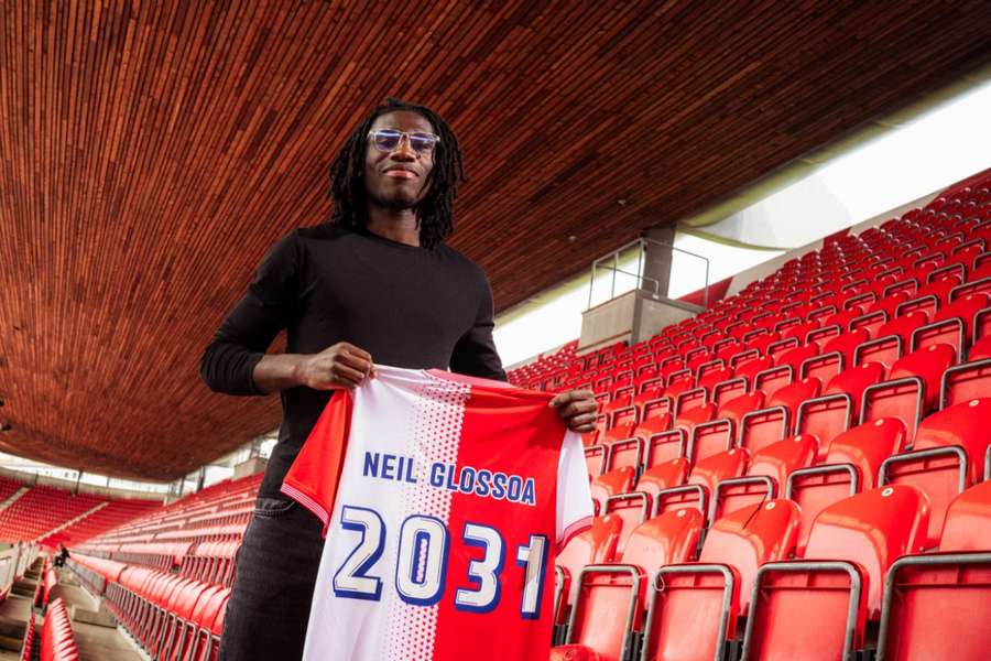 Slavia hlásí posilu do obrany. Z Francie přichází Glossoa, v Edenu se upsal do roku 2031