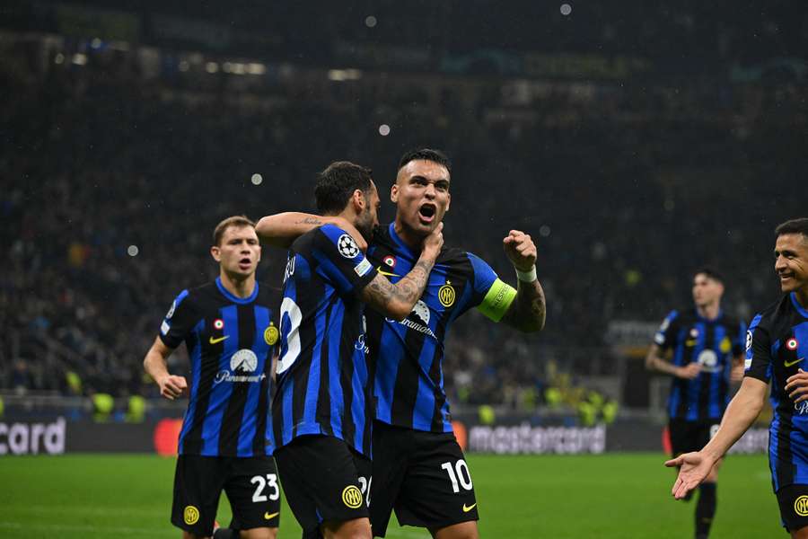 Lautaro celebra con sus compañeros un gol en Champions
