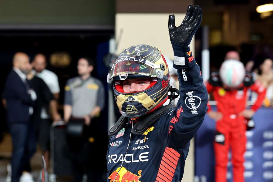 Verstappen wuift naar het volk