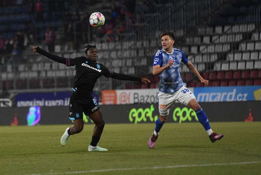 Princ Adu (vlevo) v minulém zápase v Olomouci.