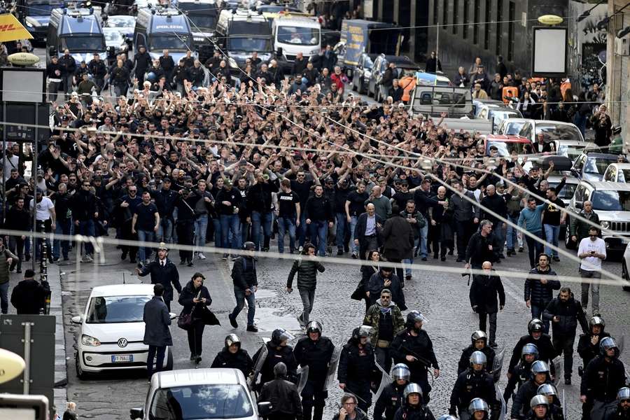 Gewaltbereite SGE-Anhänger waren wieder aller Vernunft nach Neapel gereist und randalierten