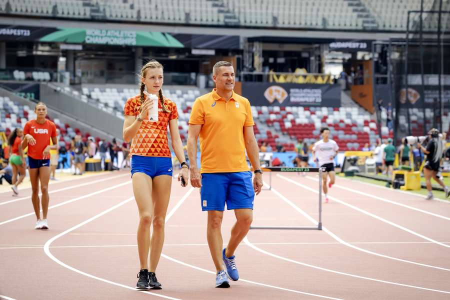 Femke Bol en haar coach Laurent Meuwly verkennen de baan in Boedapest