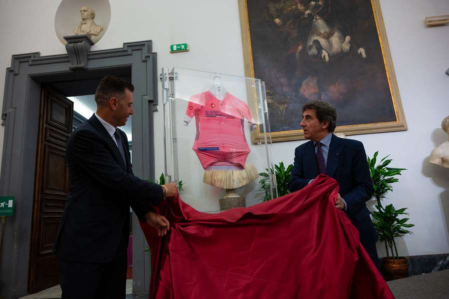 La maglia rosa dell'edizione 2026 è stata presentata da Vincenzo Nibali e Urbano Cairo La maglia rosa dell'edizione 2026 è stata presentata da Vincenzo Nibali e Urbano Cairo