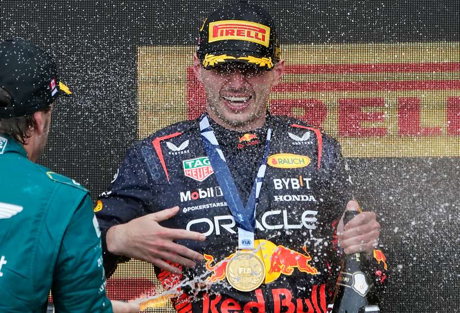 Max Verstappen, da Red Bull, comemora no pódio
