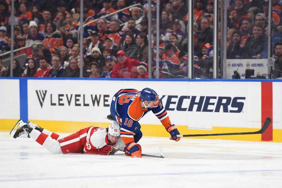 Seider (l.) mit vollem Einsatz gegen Zach Hyman