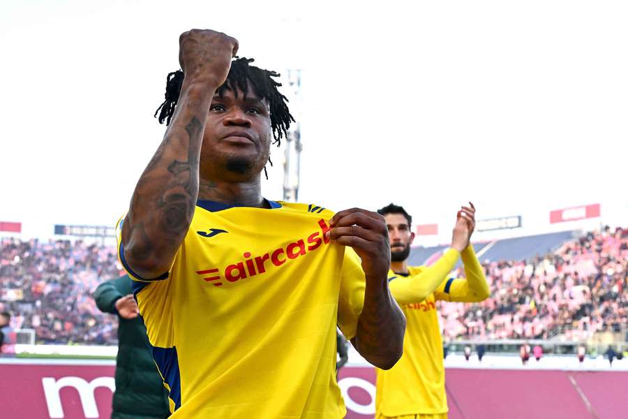 Gift Orban del Verona celebra la vittoria contro il Bologna