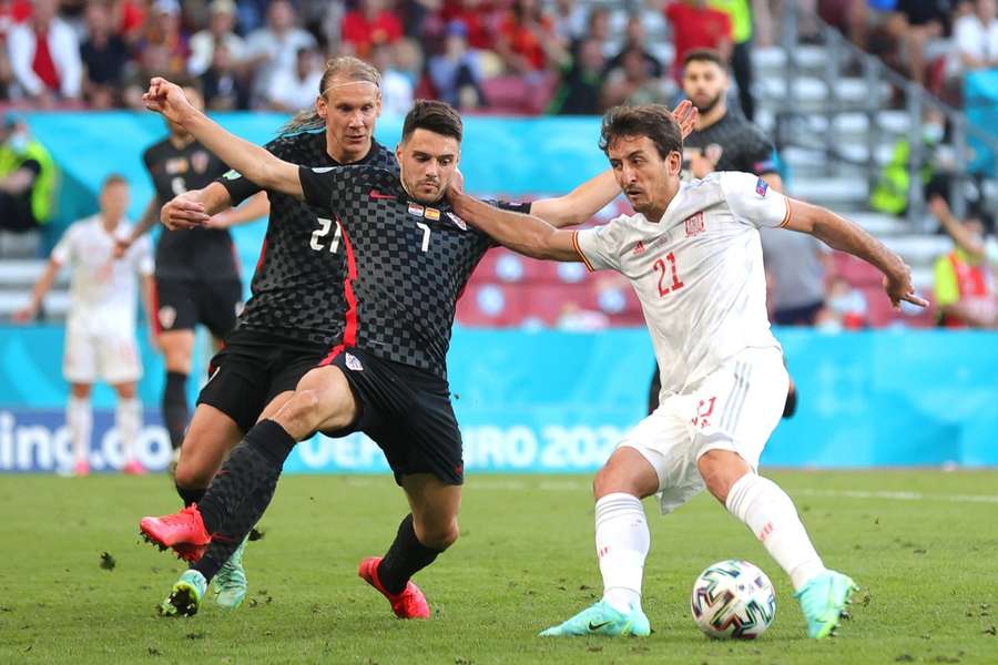 Oyarzábal intenta lanzar a puerta en el España-Croacia de la Eurocopa 2020