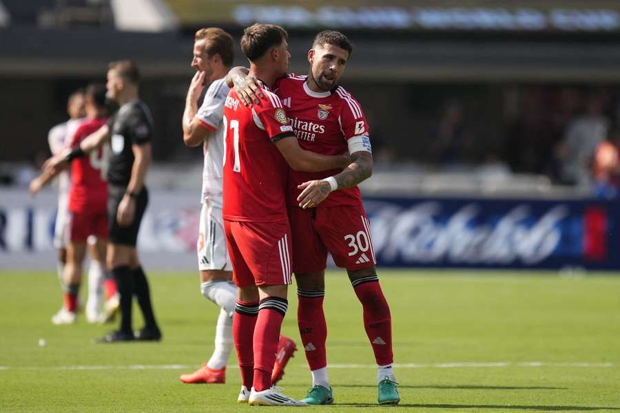Otamendi abraça Bajrami