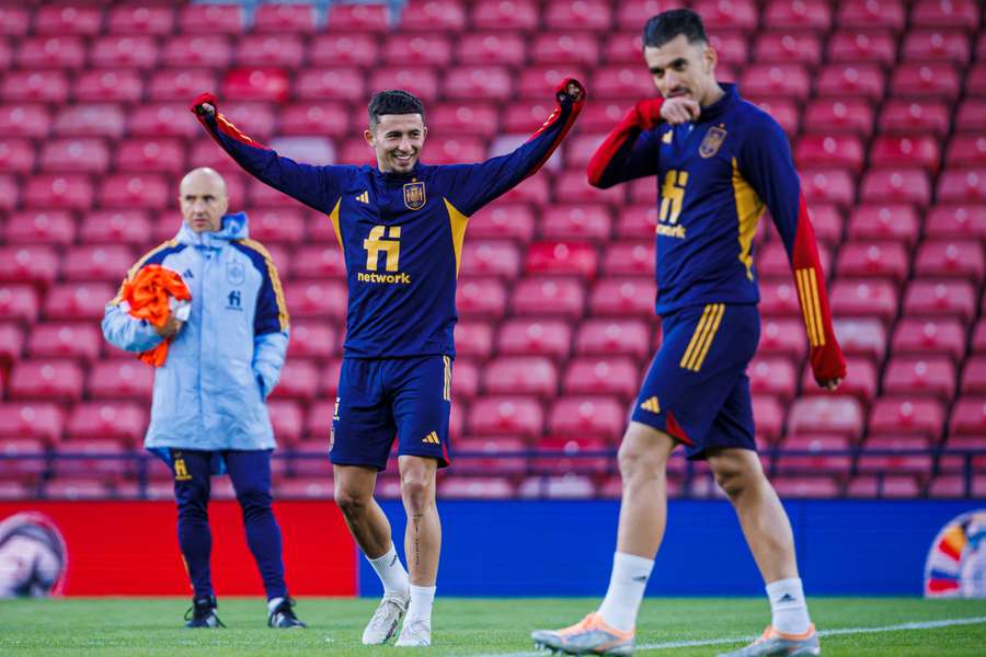 Seleção espanhola realizando treino preparatório para a partida