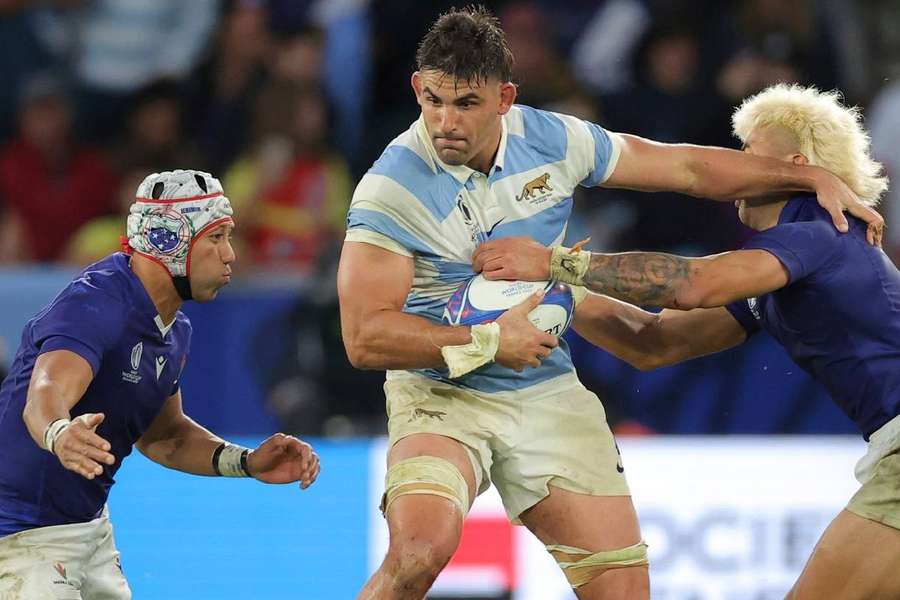 Pablo Matera flancat de cei din Samoa în timpul partidei de pe Stade Geoffroy-Guichard din Saint-Étienne, Loire.