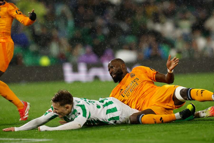 Antonio Rüdiger beim Foulspiel an Jesus Rodriguez.