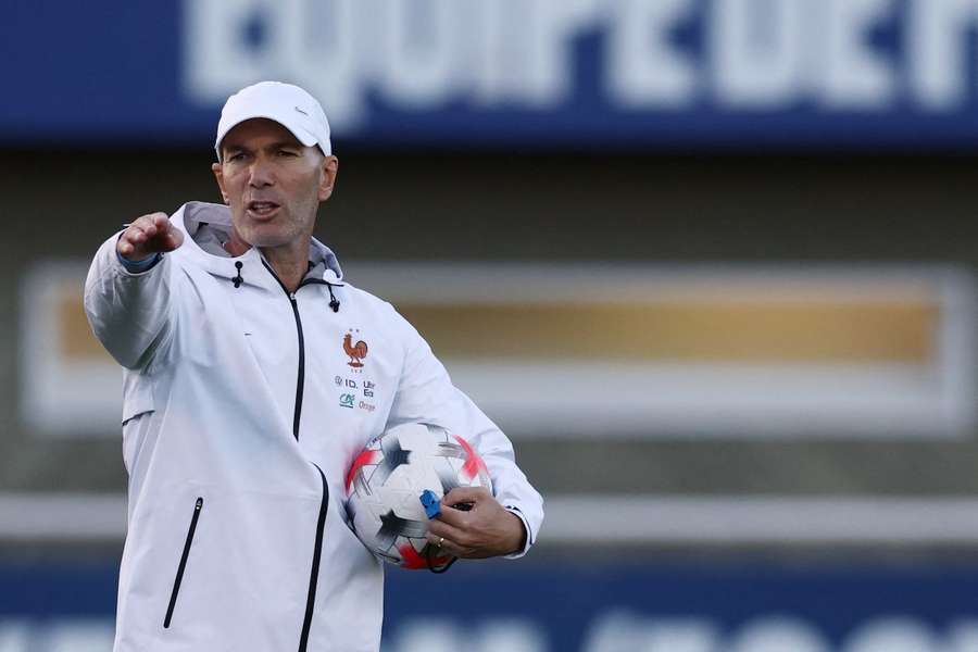 Zidane bei der Leitung eines Trainings Zidane bei der Leitung eines Trainings